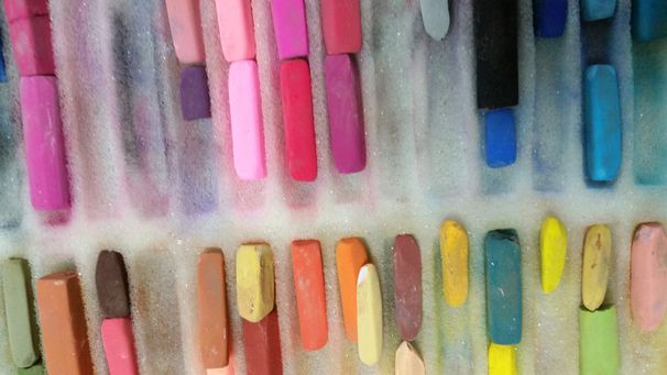 Boite de craies pastels rangées par couleurs